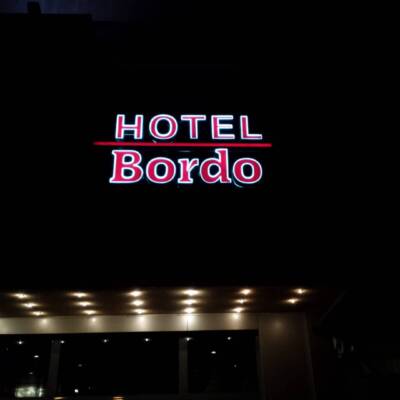 обемни букви хотел Бордо