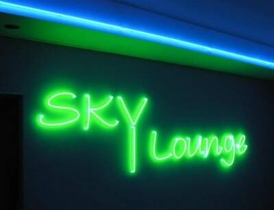 неонова реклама sky lounge
